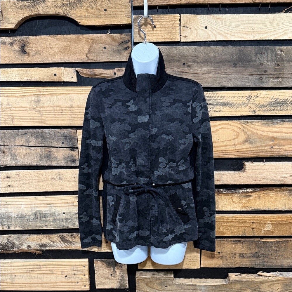Cabi 3911 Atc Jacket‎ Small Black Camo Cinch
Drawstring Waist Zip